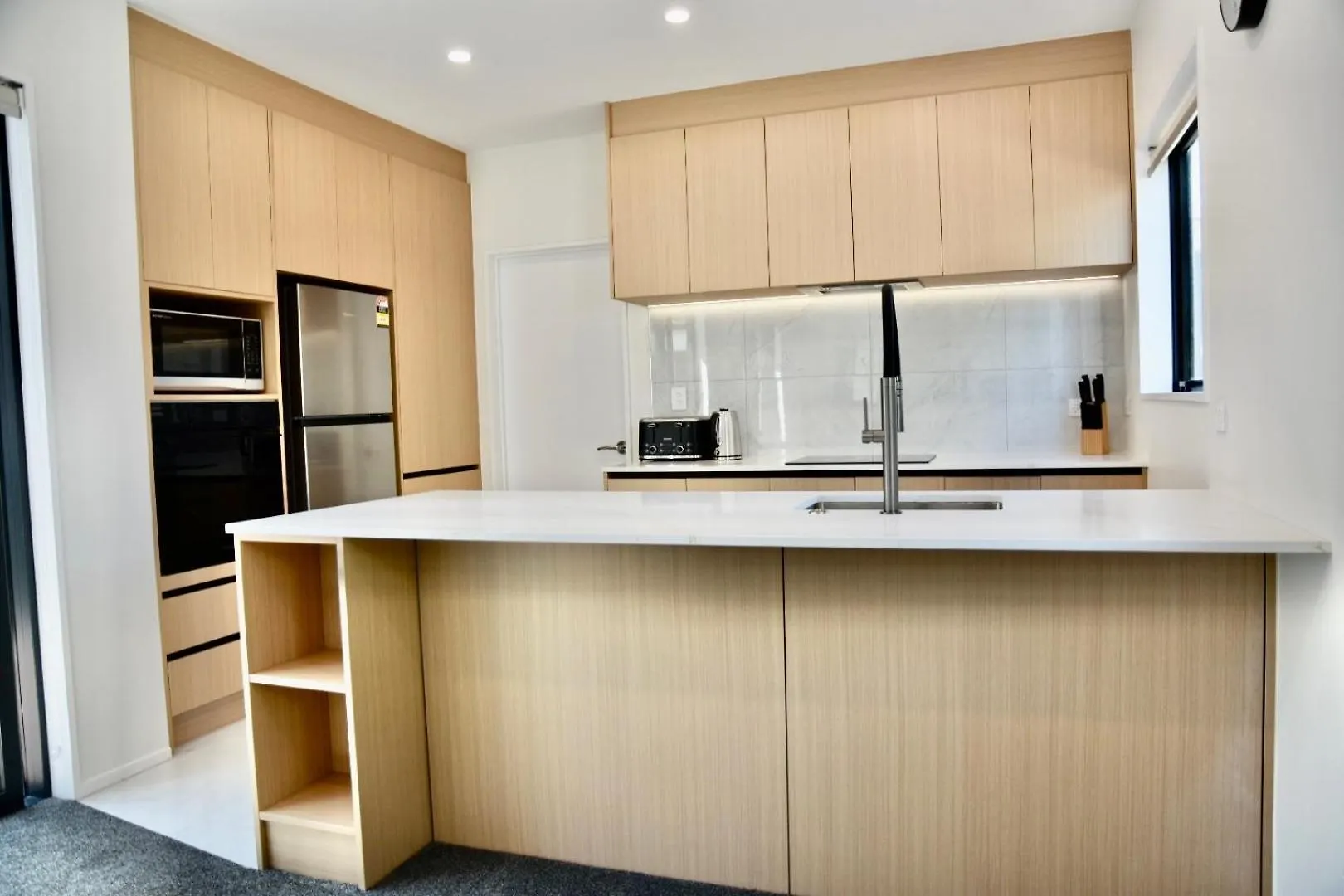 Chch Near Cbd Sleek New Townhouse 3 Beds 3 Bath With Onsite Garage Villa Christchurch