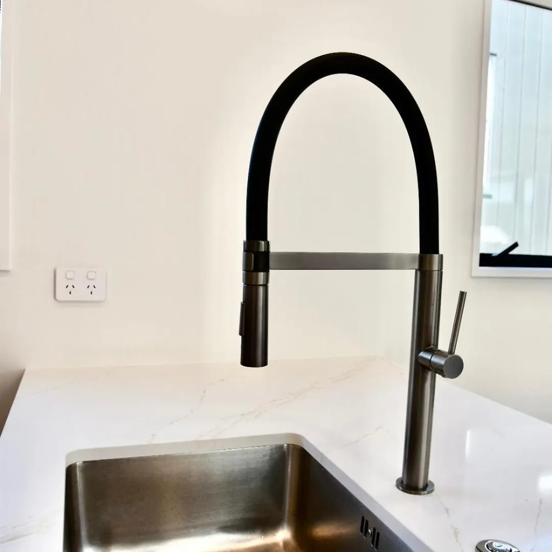 Chch Near Cbd Sleek New Townhouse 3 Beds 3 Bath With Onsite Garage Villa Christchurch